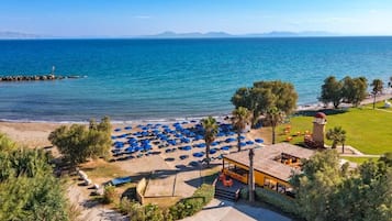 På stranden, solsenger, parasoller og strandhåndklær