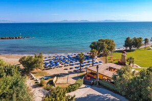 Sulla spiaggia, lettini da mare, ombrelloni, teli da spiaggia