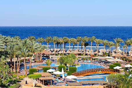 2 outdoor pools