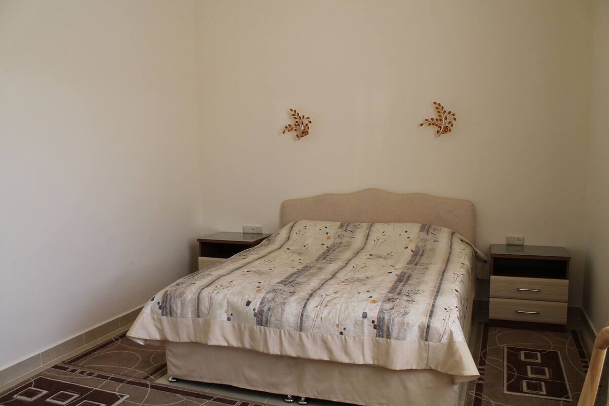In-room safe, desk, bed sheets