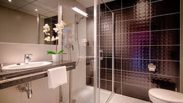 Douche, articles de toilette gratuits, sèche-cheveux