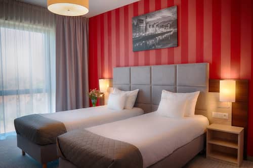 Habitación con 2 camas individuales | Ropa de cama hipoalergénica y caja de seguridad en la habitación