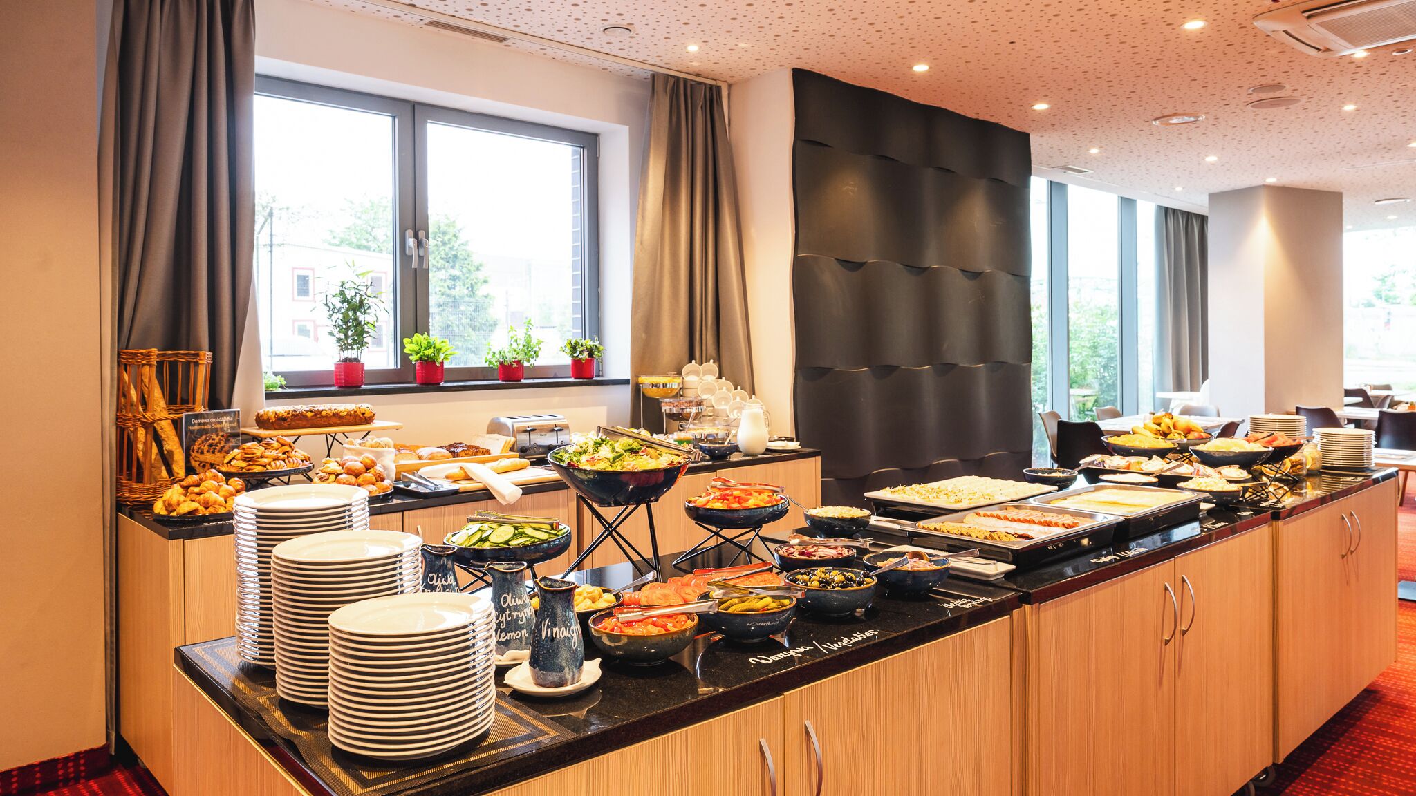 daily buffet breakfast (pln 75 per person)