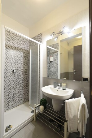 Double Room, Balcony, City View (San Pietro) | Bathroom | Shower, free toiletries, hair dryer, bathrobes - Rome Inn (Rome)