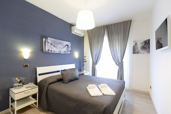 Chambre Double, balcon, vue ville (San Pietro) | Bureau, lits bébé (en supplément), lits pliants/supplémentaires