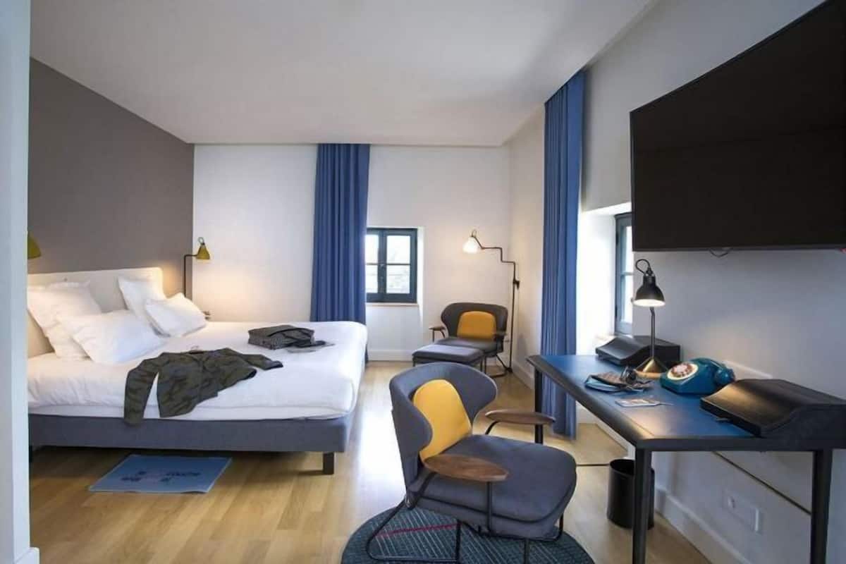 Minibar, värdeförvaringsskåp på rummet och skrivbord