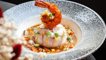 Un plat de fruits de mer servi dans une assiette à texture particulière.