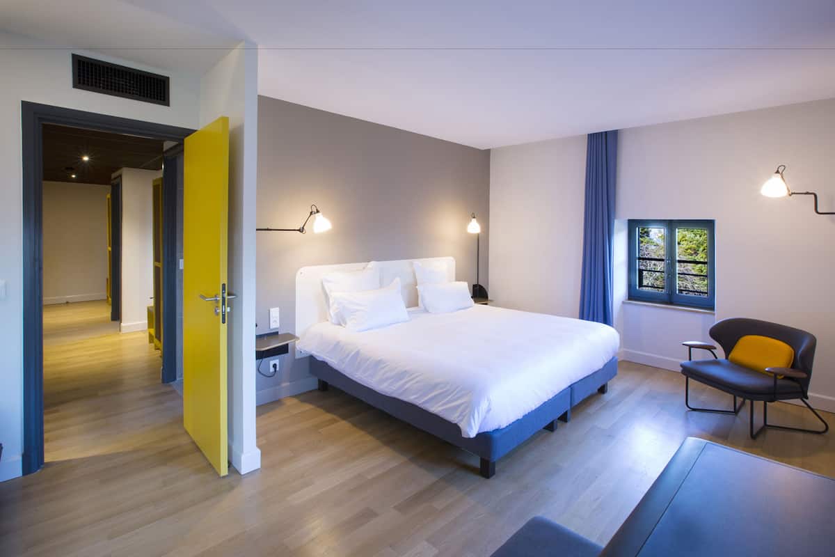 Minibar, värdeförvaringsskåp på rummet och skrivbord