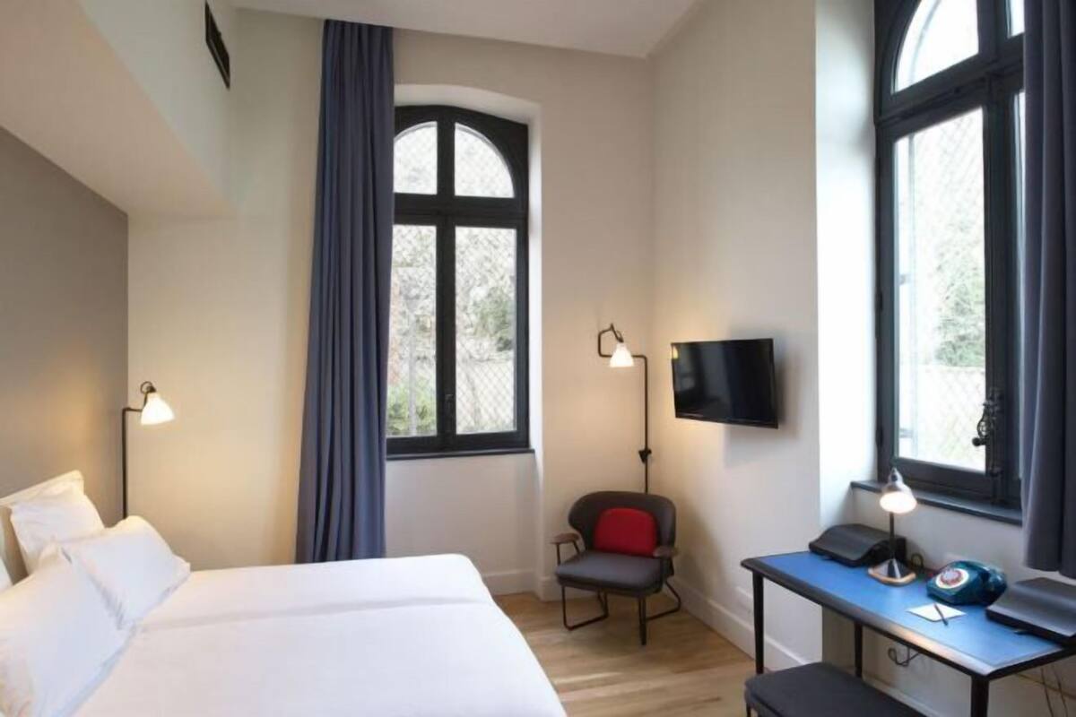 Minibar, Zimmersafe, Schreibtisch, Verdunkelungsvorhänge