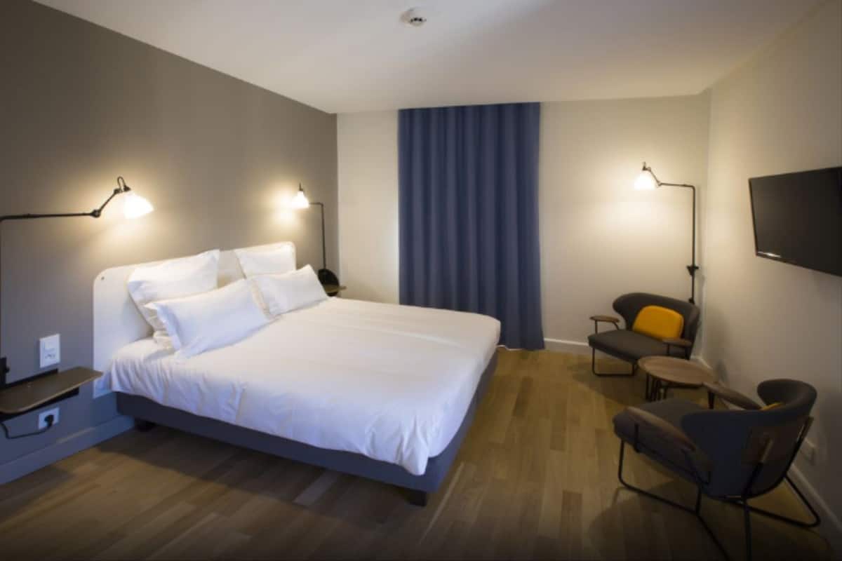 Minibar, värdeförvaringsskåp på rummet och skrivbord