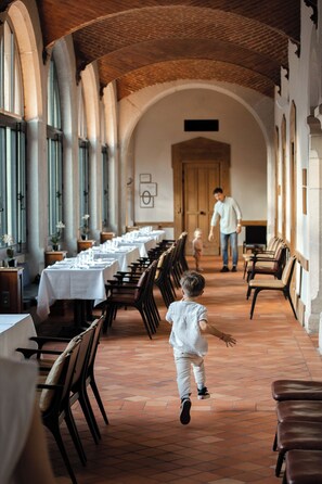 Dîner et souper servis sur place, cuisine locale, vue sur le jardin 