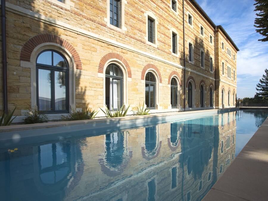 Un edificio grande con una piscina delantera.
