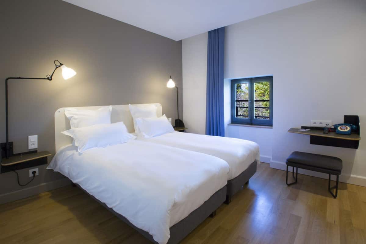 Minibar, värdeförvaringsskåp på rummet och skrivbord