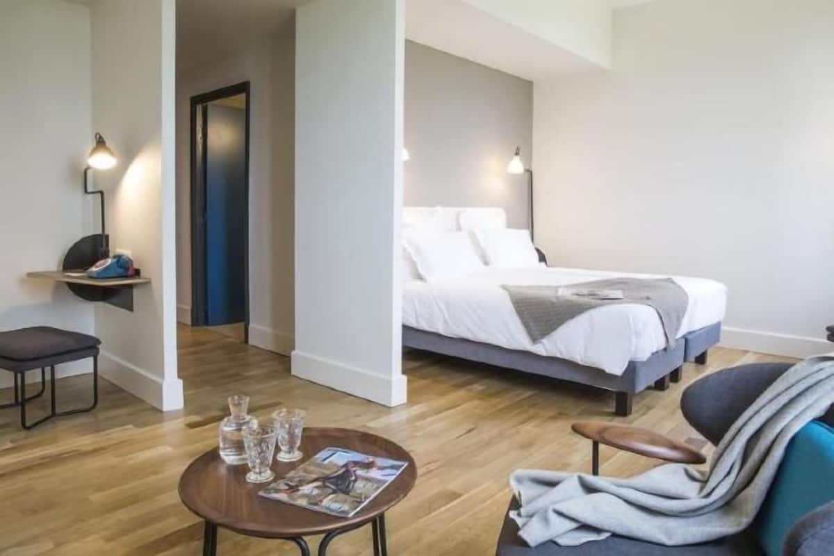 Minibar, värdeförvaringsskåp på rummet och skrivbord