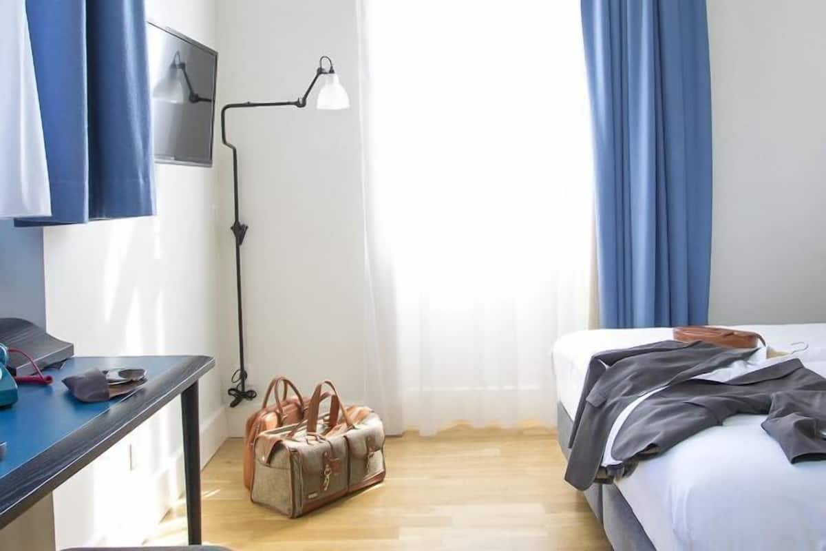 Minibar, värdeförvaringsskåp på rummet och skrivbord
