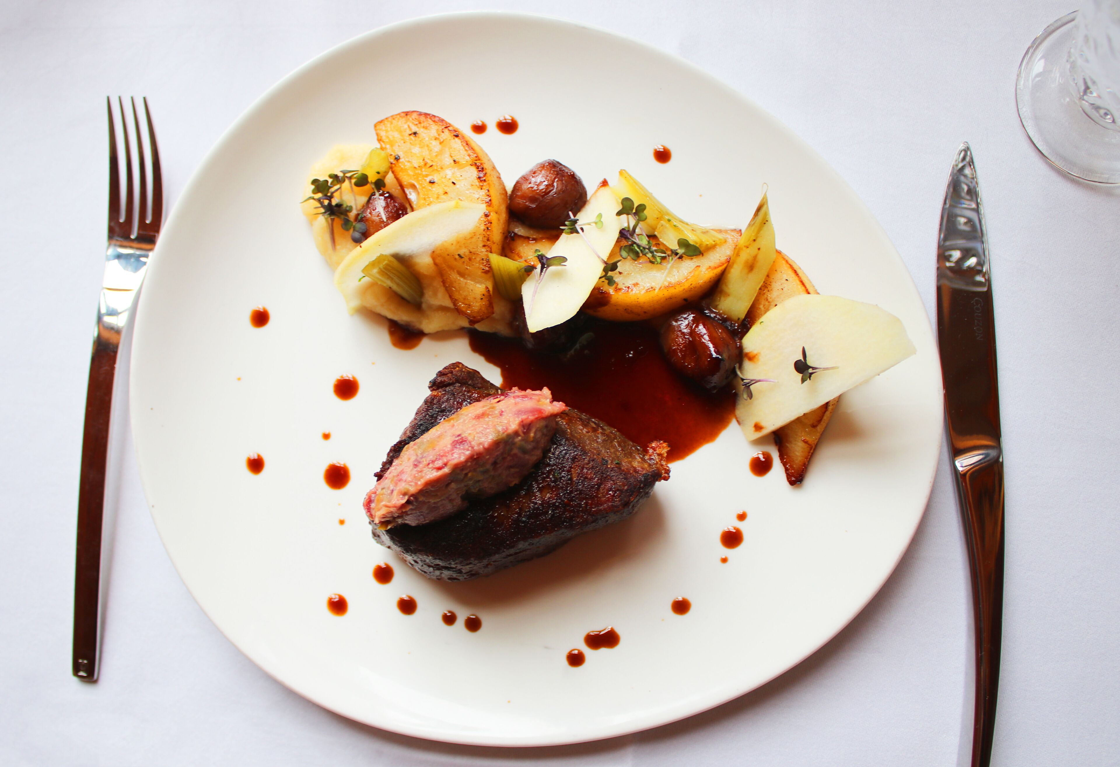 Déjeuner servi sur place, spécialités Cuisine locale, vue sur le jardin 