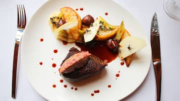Serviço de almoço e jantar; culinária local, vistas para o jardim