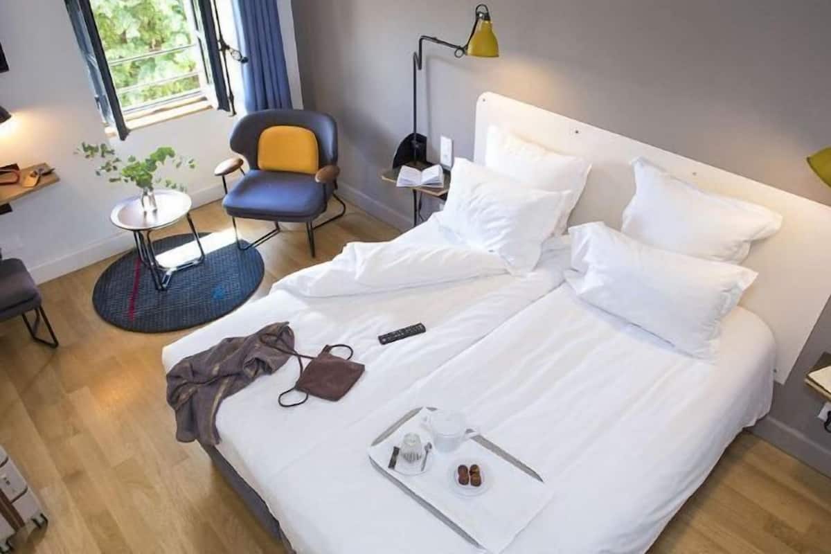 Minibar, värdeförvaringsskåp på rummet och skrivbord