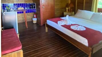 Caja de seguridad en la habitación y ropa de cama