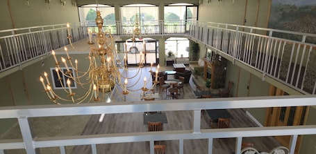 Lobby. Americana Inn