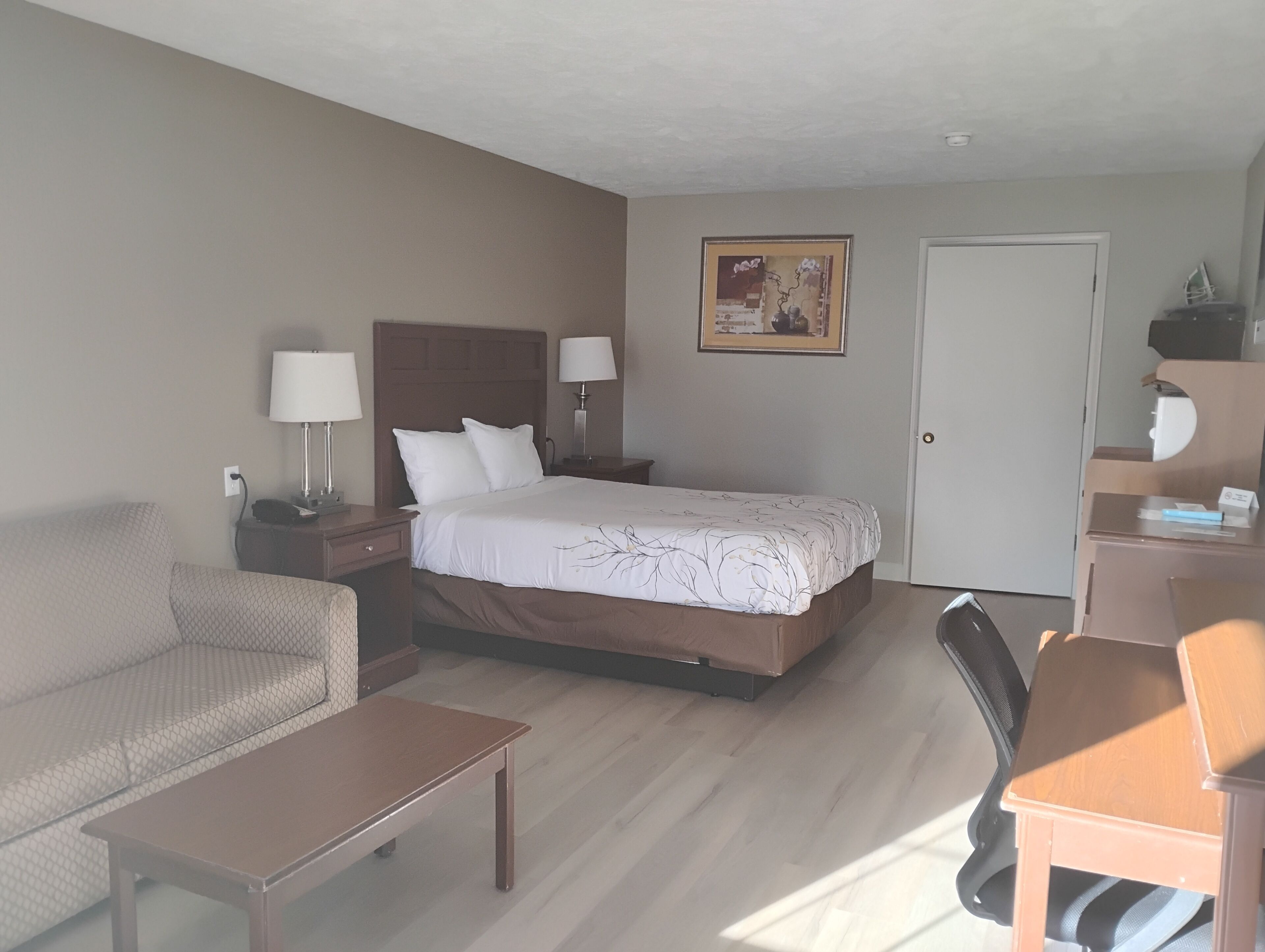 Yhden hengen standard-huone, 1 keskisuuri parisänky, esteetön | 1 makuuhuone, työpöytä, ilmainen Wi-Fi, vuodevaatteet