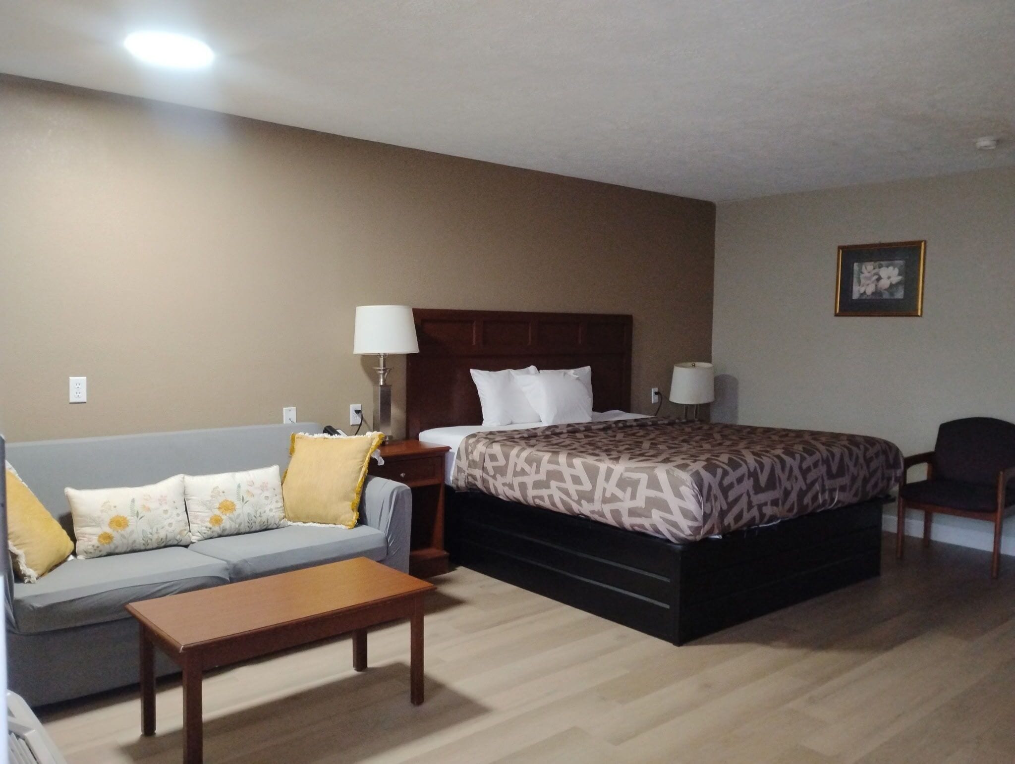 Deluxe-huone | 1 makuuhuone, työpöytä, ilmainen Wi-Fi, vuodevaatteet