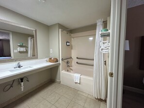 Chambre Double Standard, 2 grands lits | Salle de bain