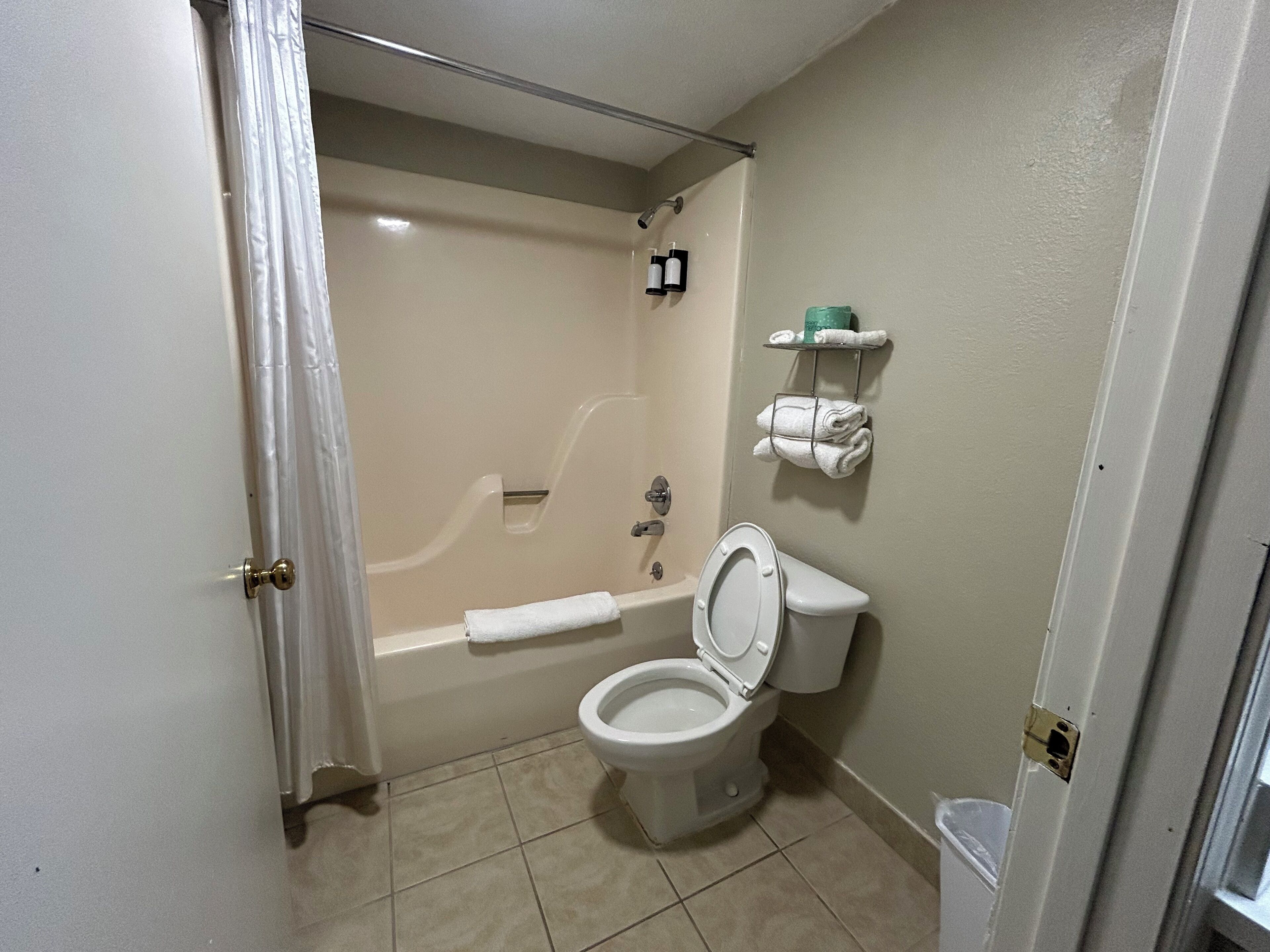 Un baño con inodoro, ducha y bañera.