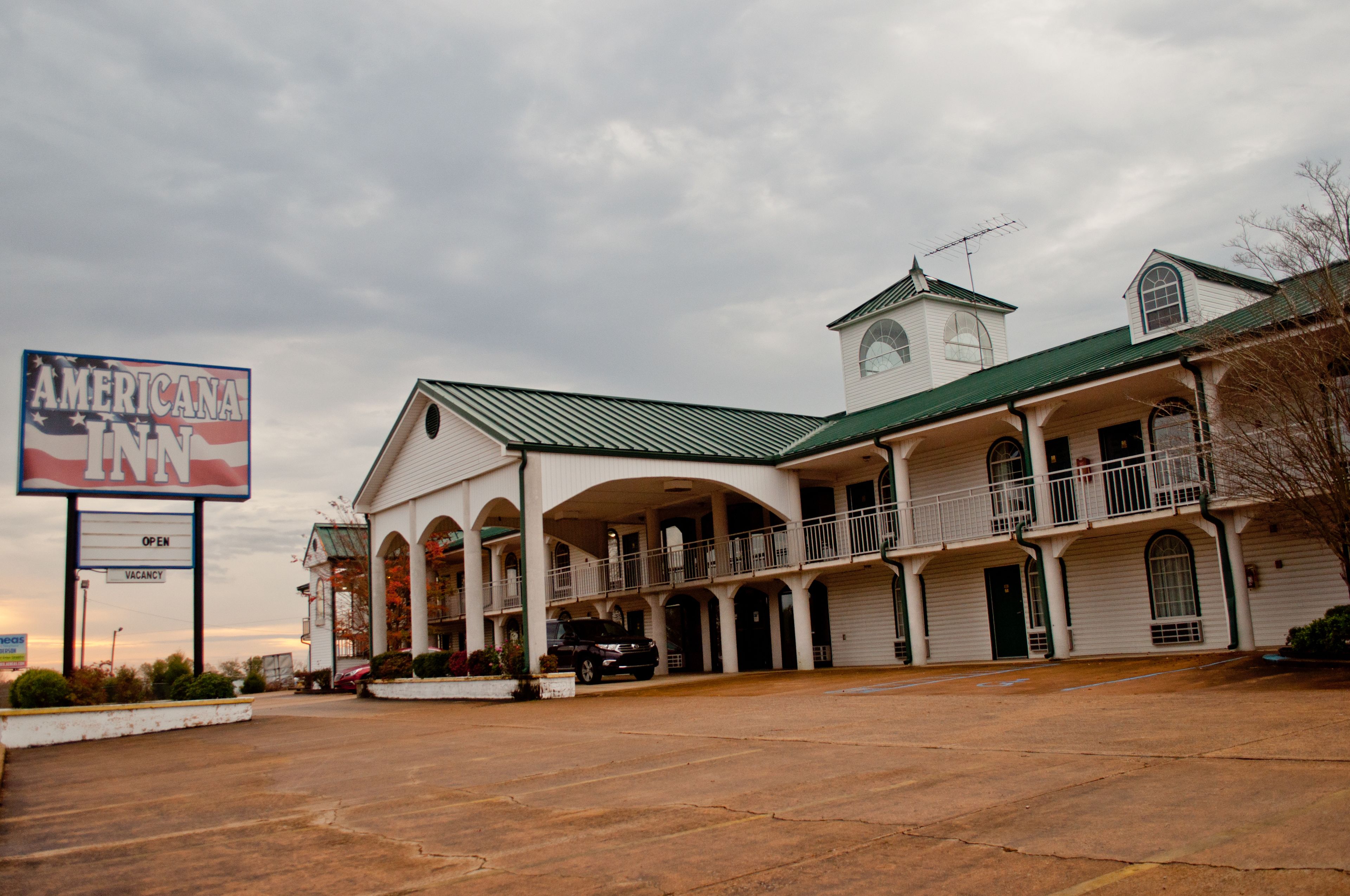 Un motel avec une grande enseigne, de nombreux balcons et une tour.