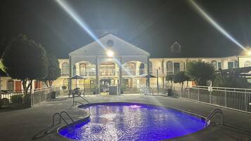 Kolam renang terbuka bermusim