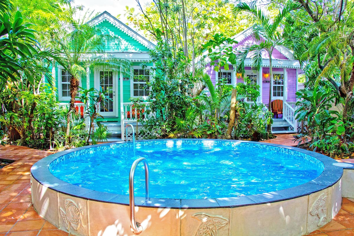 Steve and Becky's Cute Little Hotel - Sister Property Across The Street, 2 Queen Beds | Caja de seguridad en la habitación y tabla de planchar con plancha