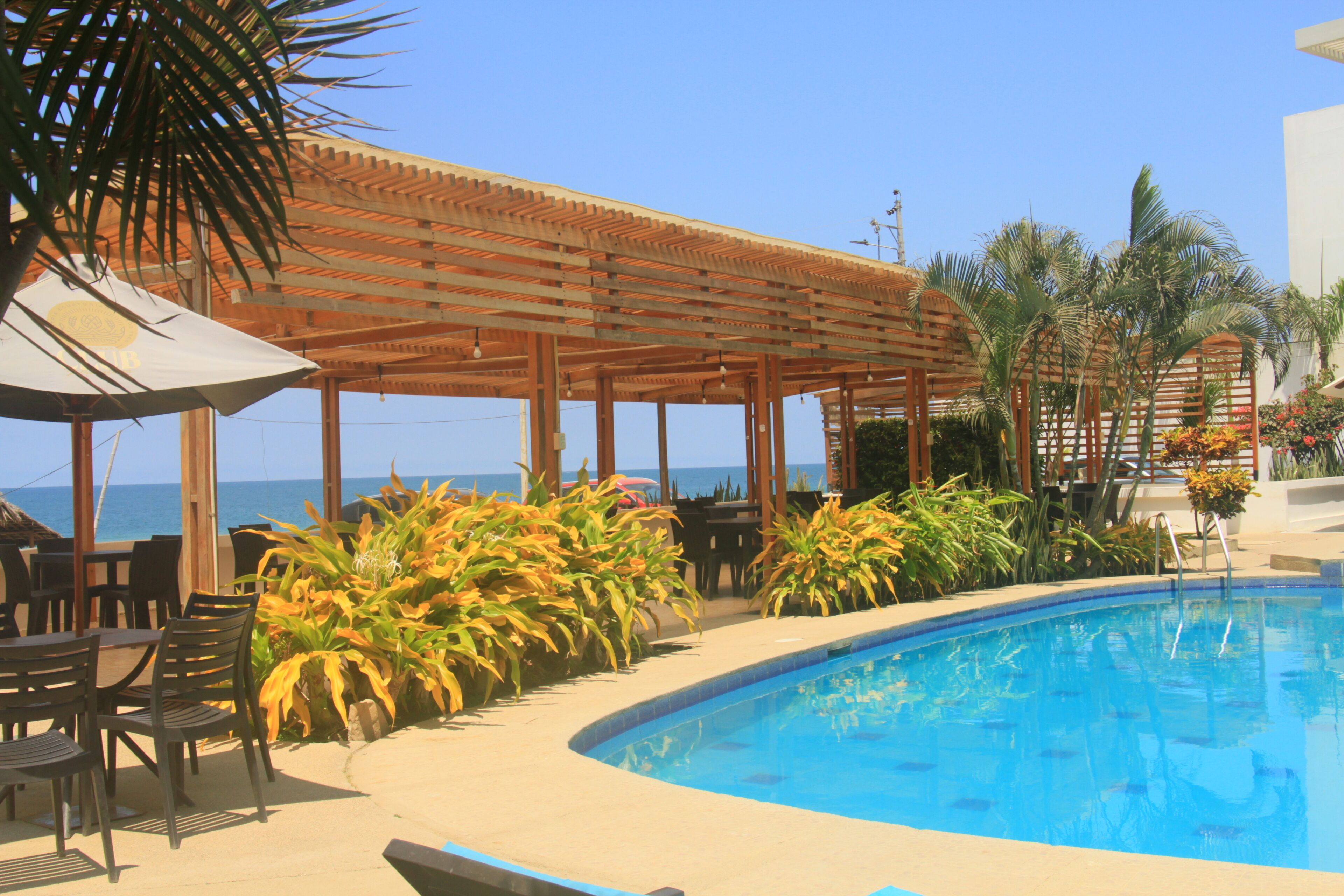 2 室外游泳池，池畔遮阳伞，日光浴躺椅