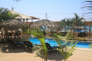 Quarto casal superior, 2 camas de casal, acesso à piscina, vista para a praia | Cofres nos quartos, berços grátis, Wi-Fi de cortesia, roupa de cama