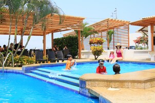 2 piscinas externas, guarda-sóis, espreguiçadeiras