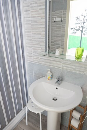 Basic Single Room, Private Bathroom | Bathroom - Next Stop Roma Affittacamere Casilino (Rome)