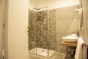 Shower, perlengkapan mandi gratis, pengering rambut, dan kloset