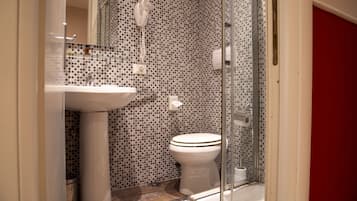 Quarto casal ou duplo superluxo | Banheiro | Chuveiro, produtos de toalete grátis, secador de cabelo, bidê