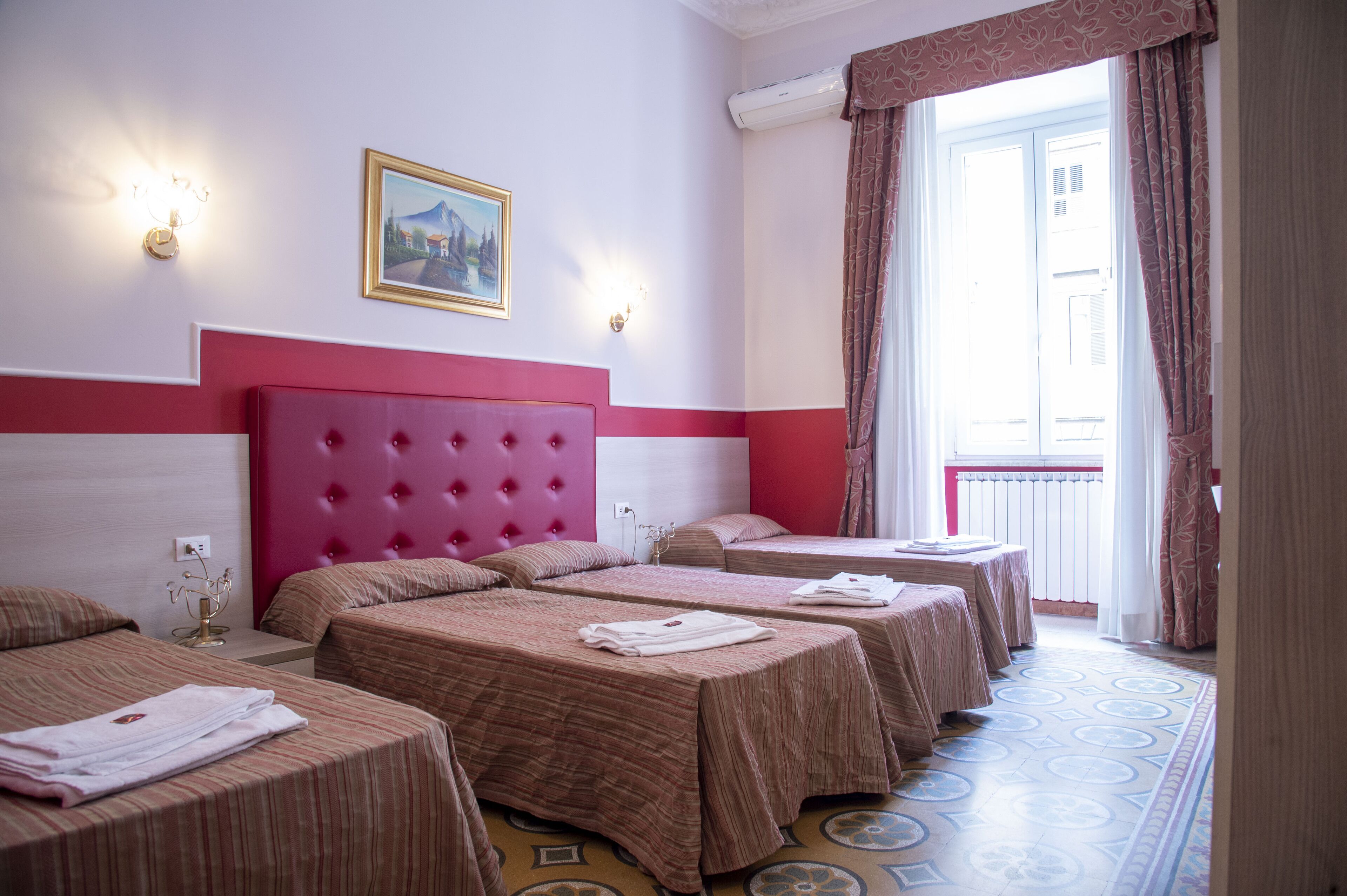 奢華四人房 | 埃及棉床單、客房內保險箱、書桌、筆電工作空間