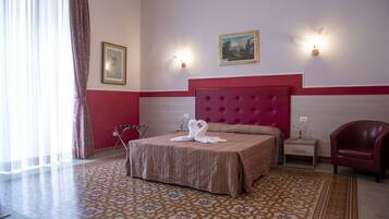 Quarto casal ou duplo luxo, 1 quarto, para fumantes, suíte | Roupas de cama de algodão egípcio, cofres nos quartos