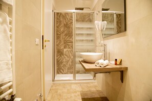 Shower, free toiletries, hair dryer, bidet - Domus Napoleone (Rome)