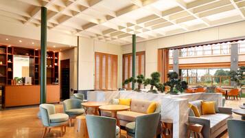 2 restaurantes, com serviço de café da manhã e almoço; culinária chinesa