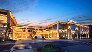 A hotel with a prominent 'FOUR POINTS' sign, a well-lit entrance, and a landscaped driveway. - Four Points by Sheraton Chengdu, Anren (Chengdu)