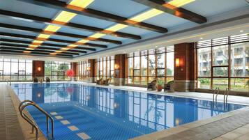 Una piscina techada, guardavidas en la propiedad