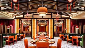 2 restaurantes; se sirve desayuno, almuerzo y cena; cocina china