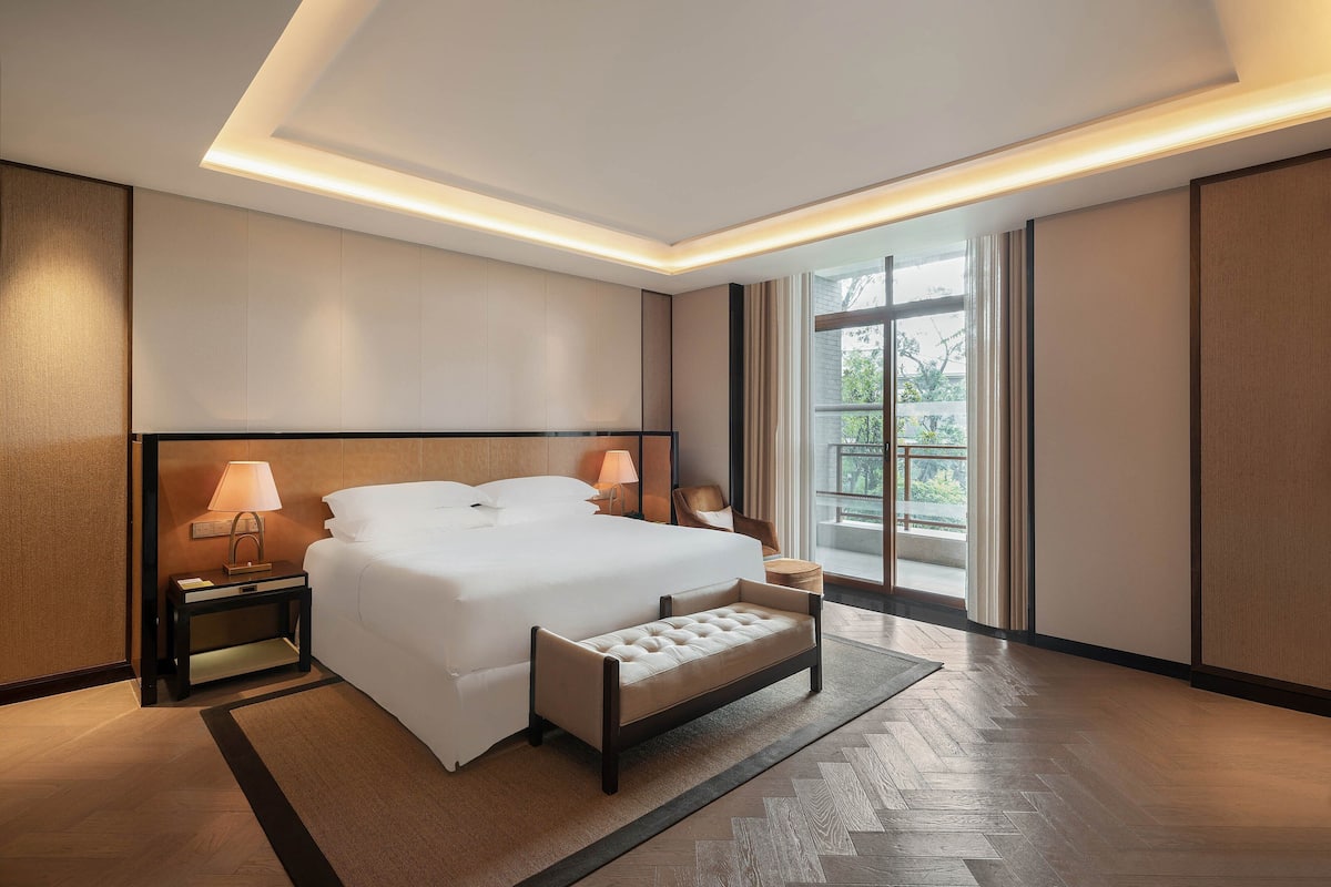 premium bedding, down duvets, in-room safe, desk