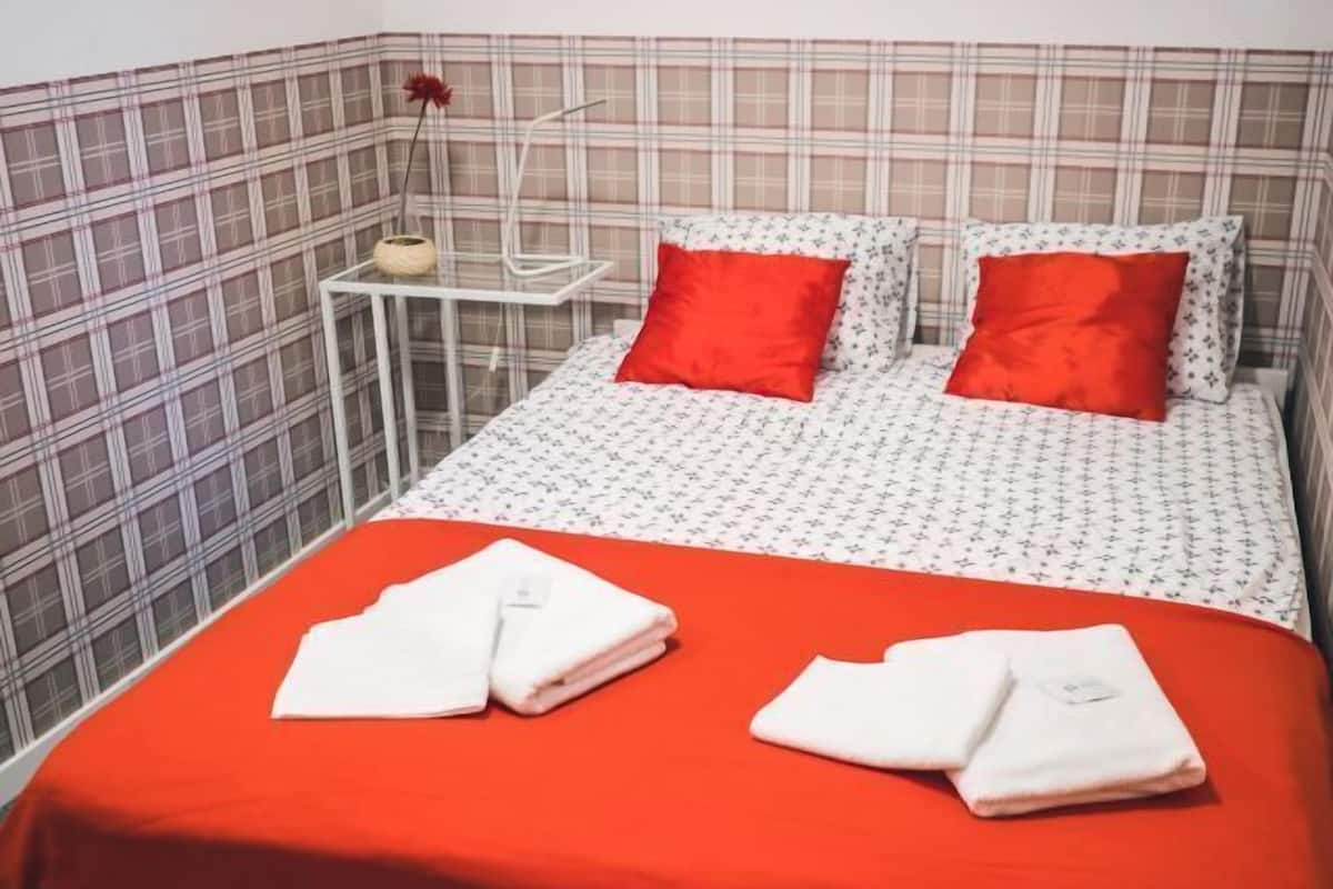 Chambre Double Confort, accessible aux personnes à mobilité réduite | Literie de qualité supérieure, fer et planche à repasser