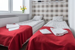 Double Room | Premium bedding, iron/ironing board, free cots/infant beds, free WiFi - LL 20 (Warsaw)