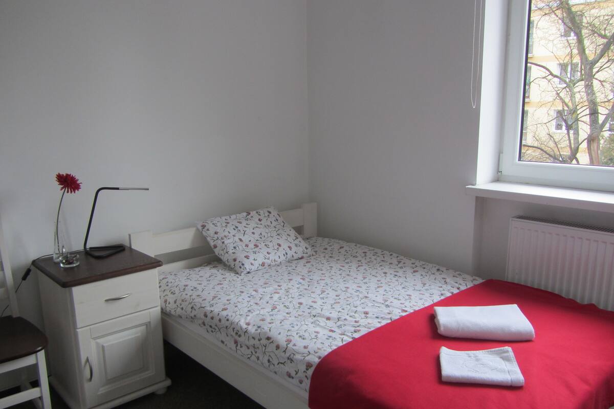 Chambre Simple (Upper floor) | Literie de qualité supérieure, fer et planche à repasser