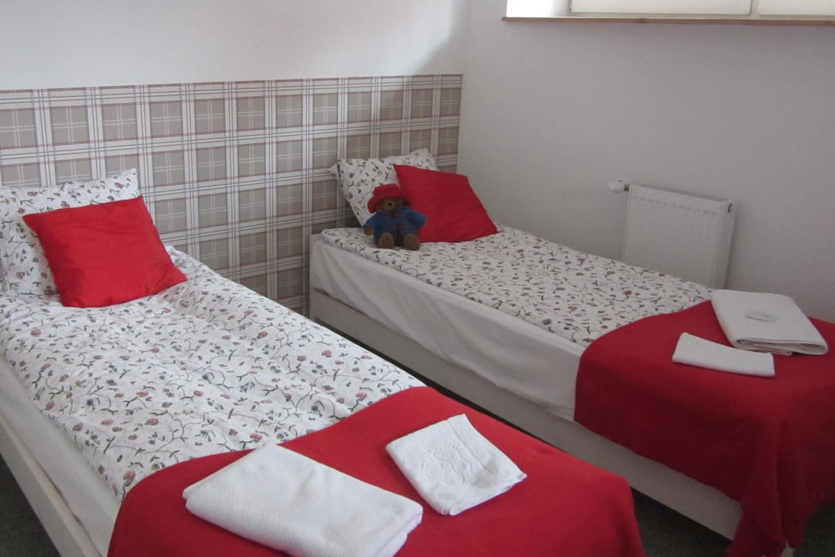 Chambre Standard avec lits jumeaux | Literie de qualité supérieure, fer et planche à repasser