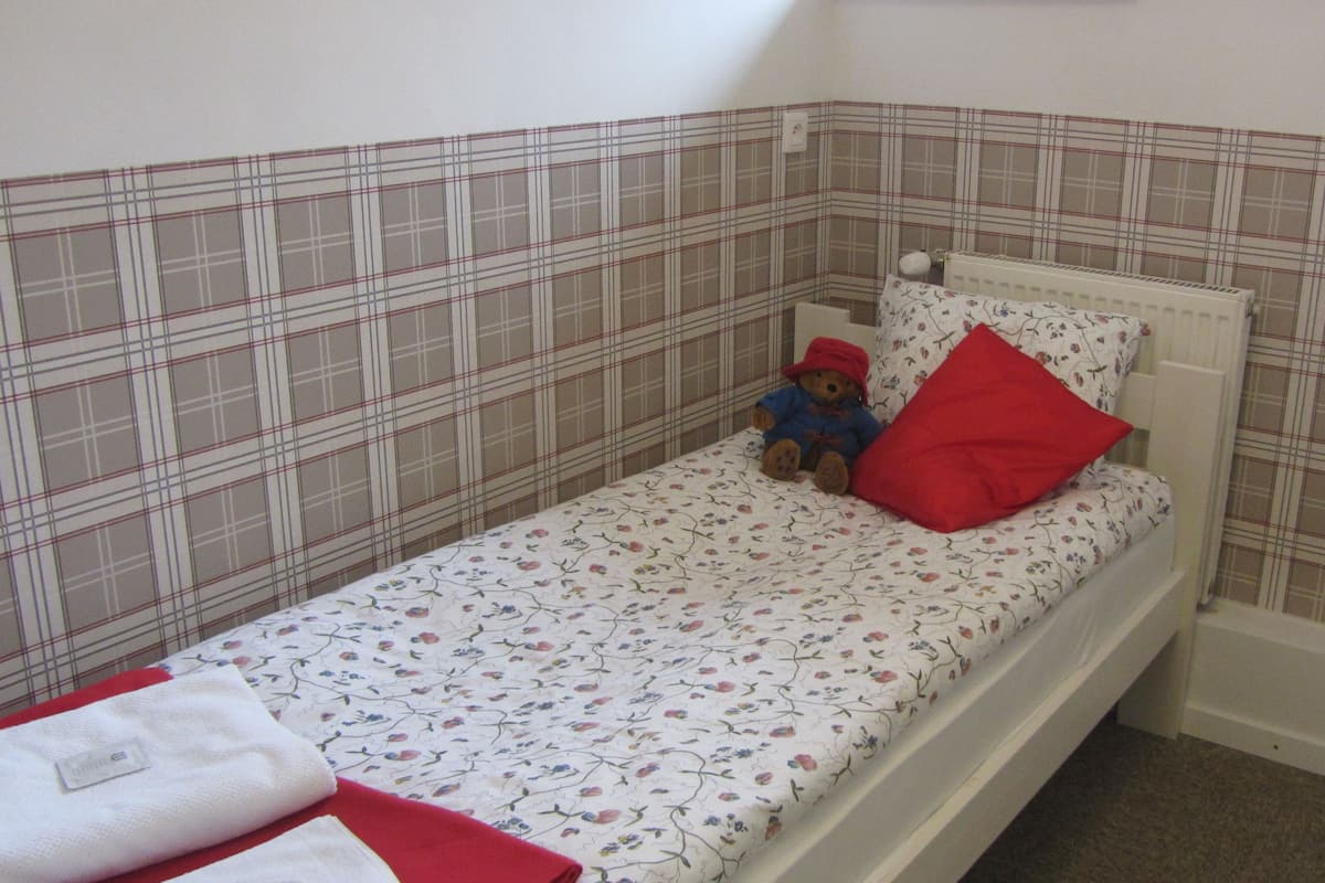 Basic Single Room | Premium bedding, iron/ironing board, free cots/infant beds, free WiFi
